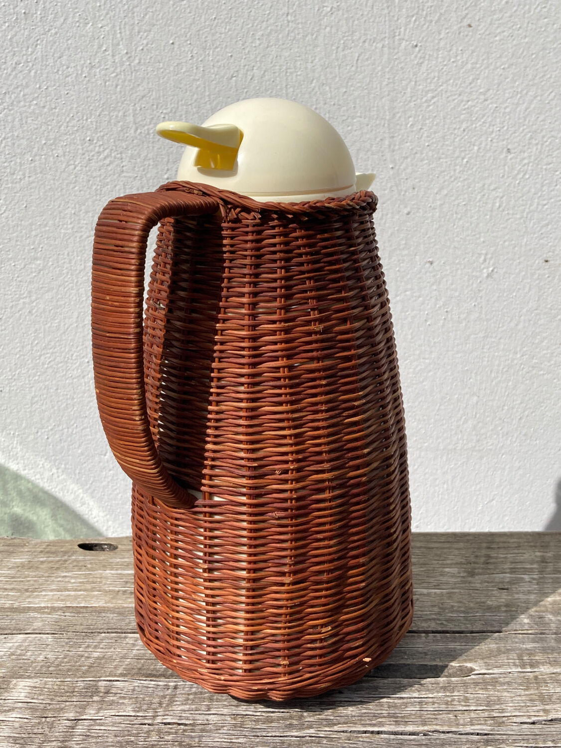 Thermos cafetière en rotin tressé vintage