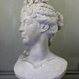 Buste en pierre limoneuse d’après Coysevox, portrait de la duchesse de Bourgogne