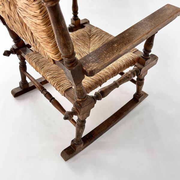 Chaise à bascule ancienne française en chêne et jonc, années 1900