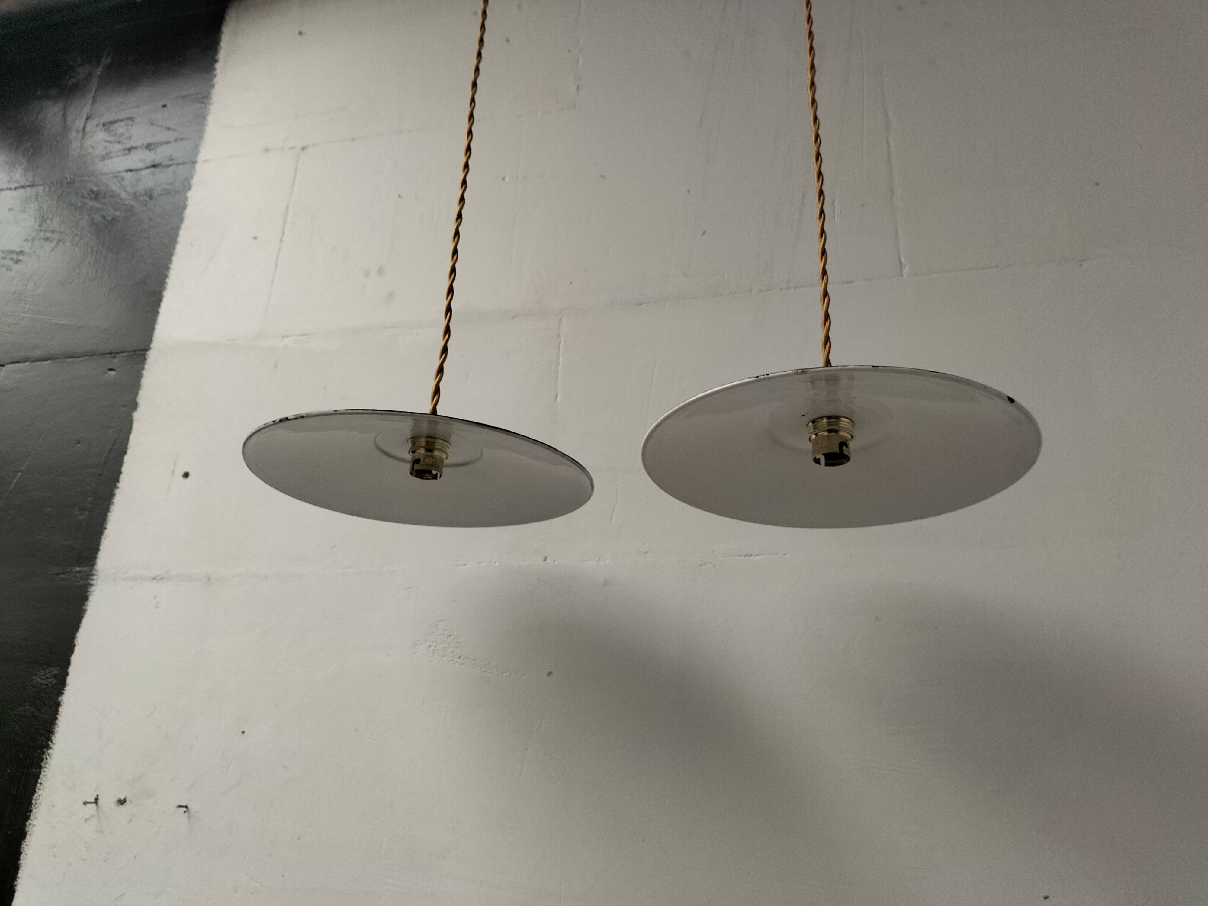 2 suspensions en tôle émaillée