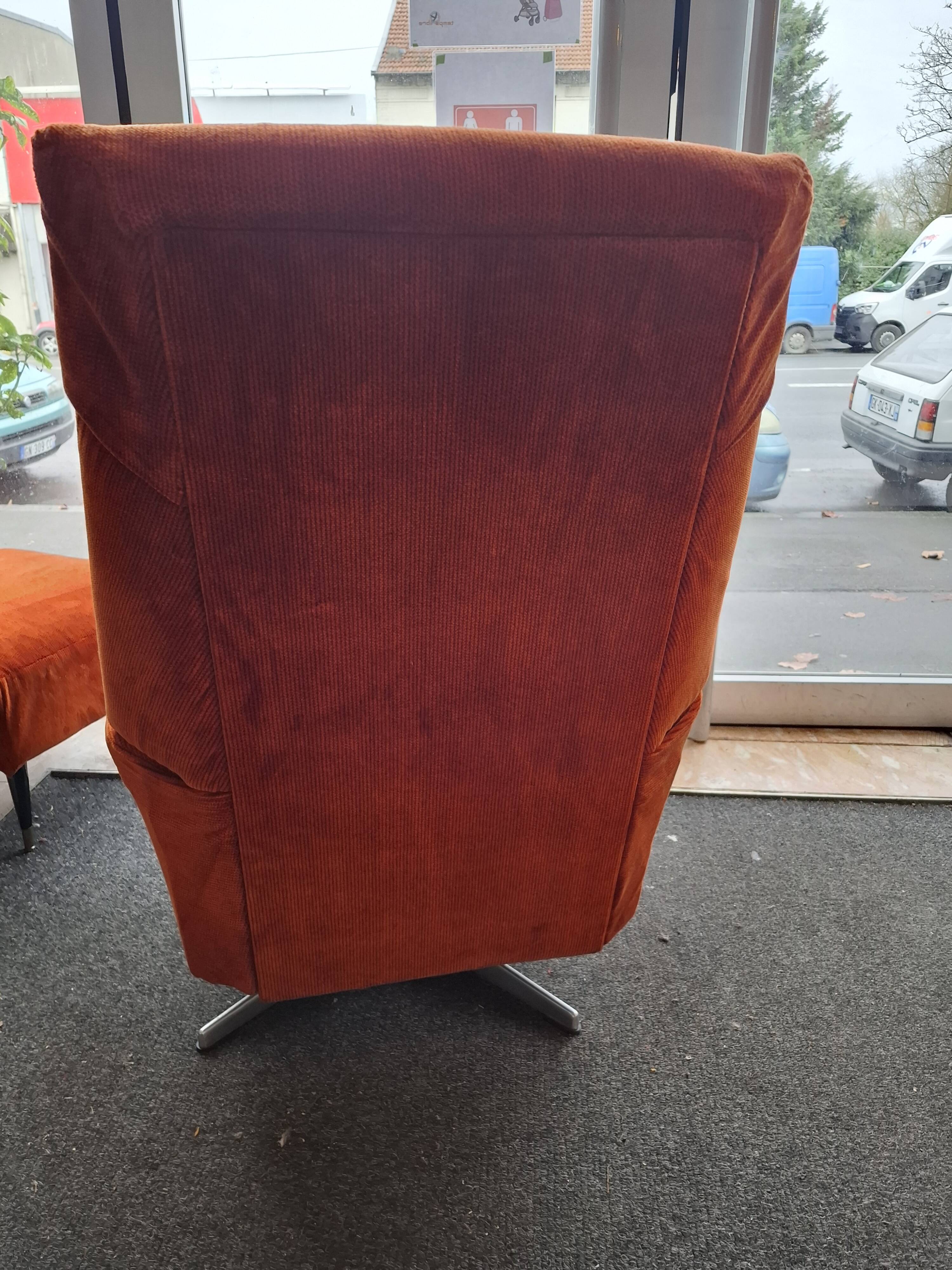 Lot of 2 armchairs and 1 ottoman.