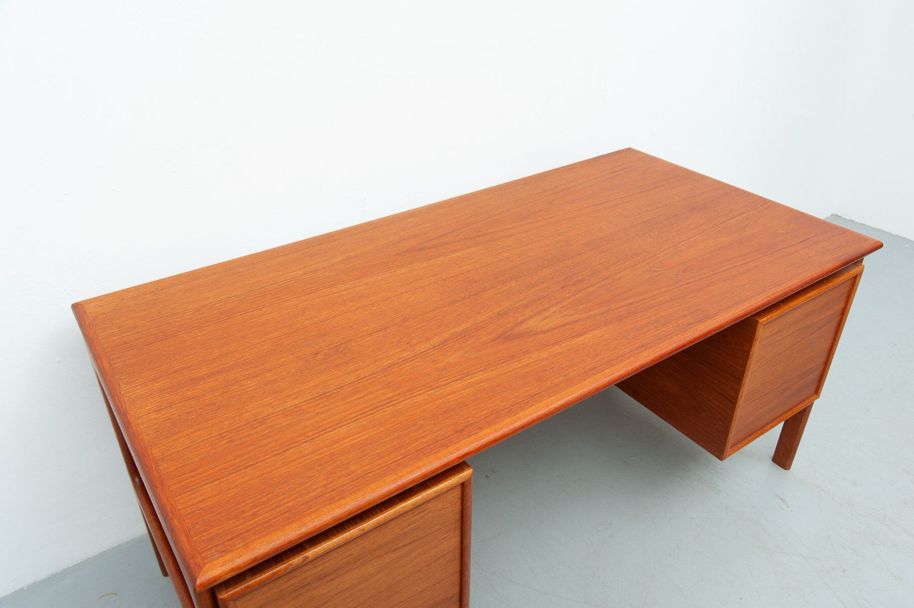 Bureau danois en teck par GV Gasvig pour GV Møbler, années 1960