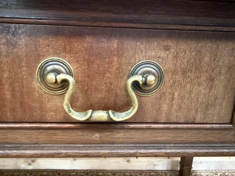 Bureau plat de style anglais en acajou et cuir signé "MAPLE"