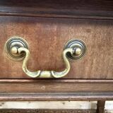 Bureau plat de style anglais en acajou et cuir signé "MAPLE"