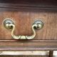 Bureau plat de style anglais en acajou et cuir signé "MAPLE"