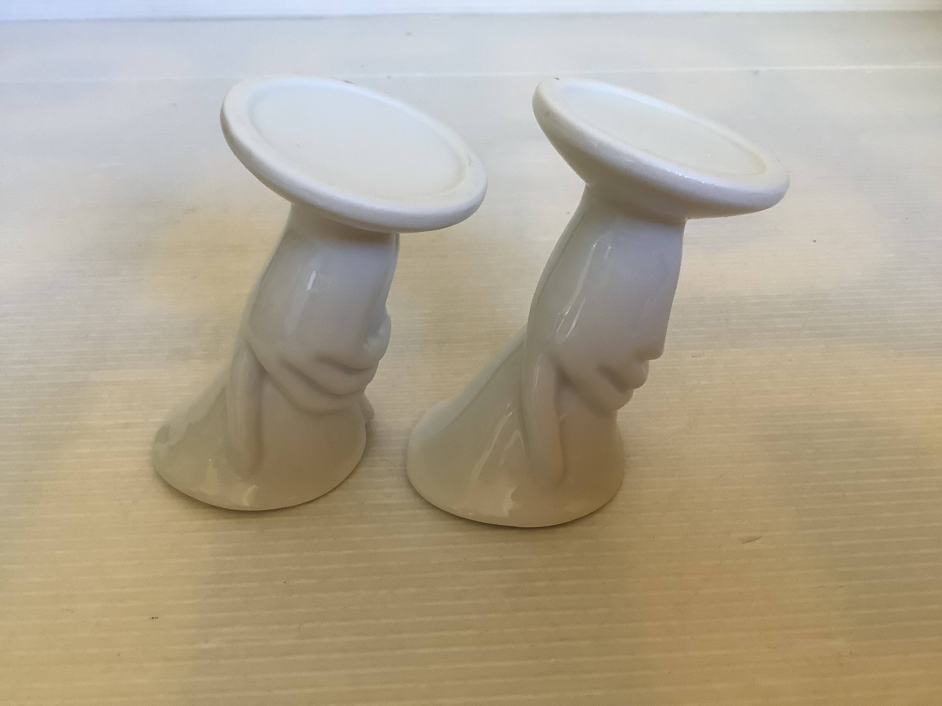Paire de petits vases bougeoirs mains