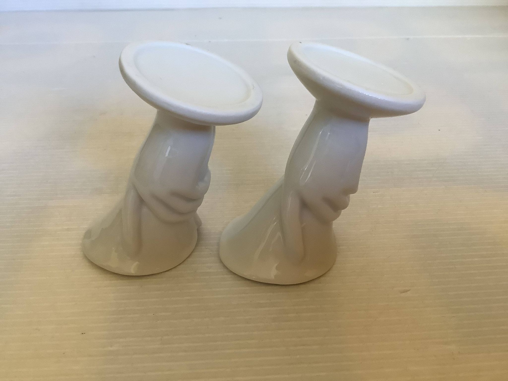 Paire de petits vases bougeoirs mains