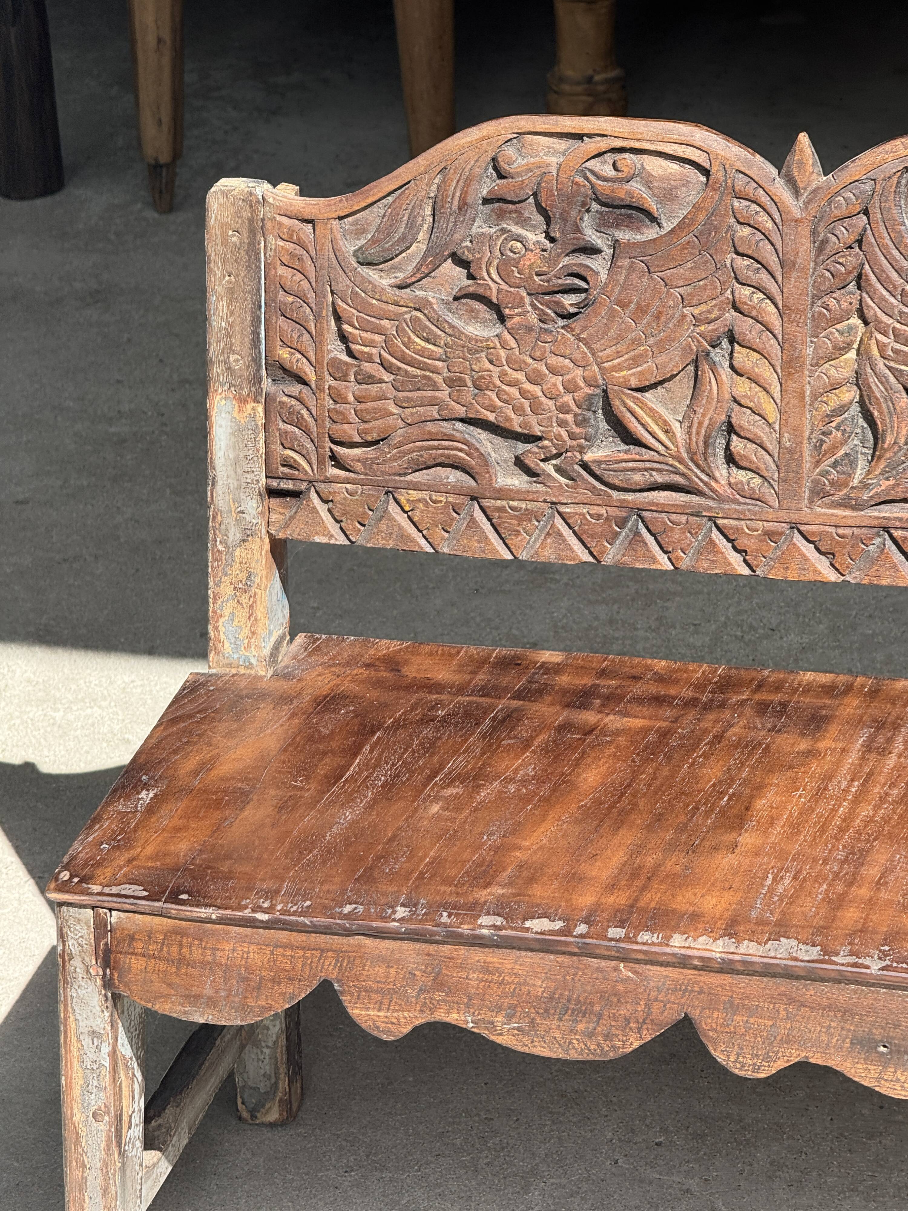 Mini banc à dossier sculpté à motif d'oiseaux stylisés H58 L61