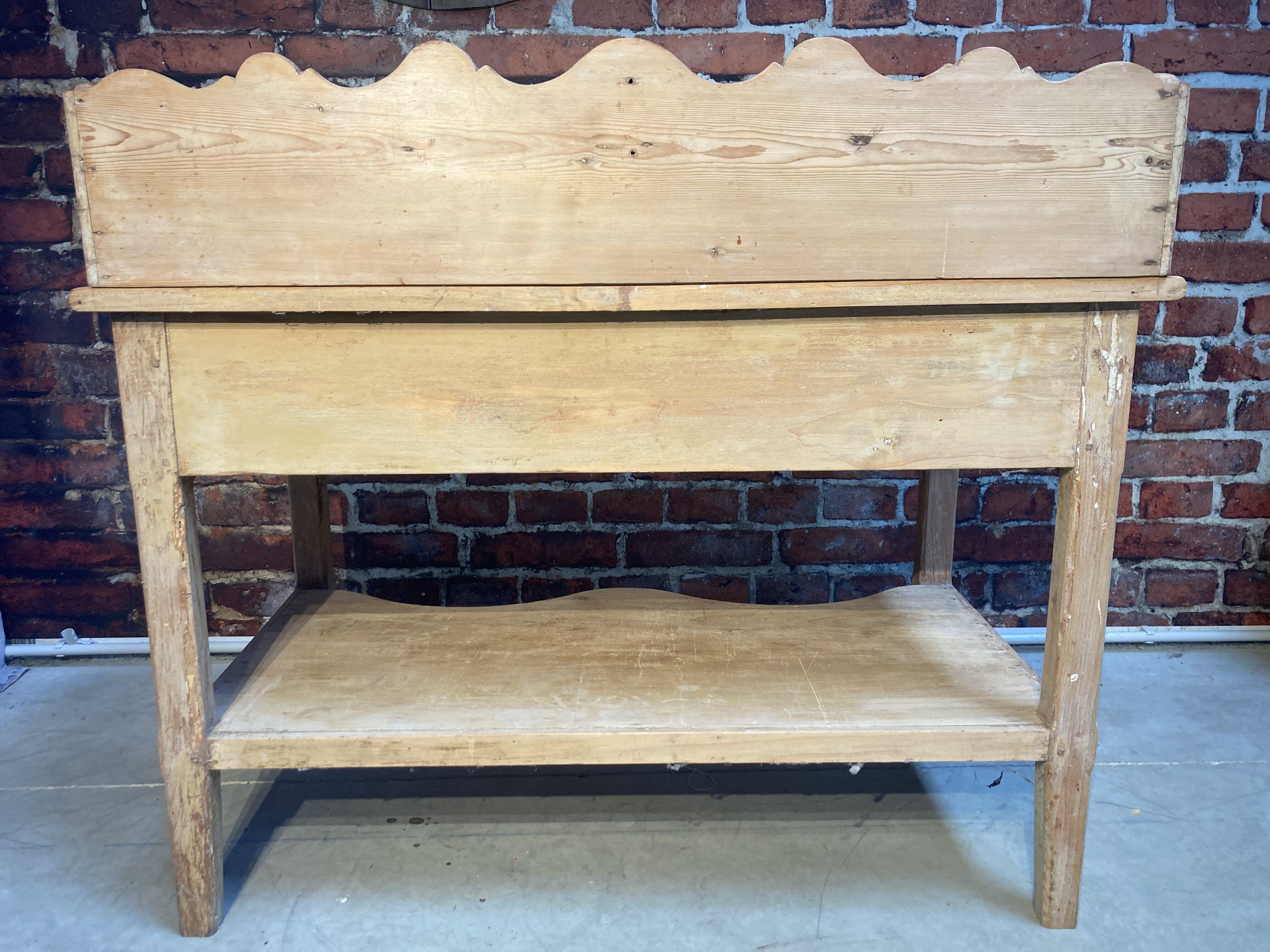 Meuble de toilette ancien en bois brut