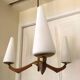 Lustre français Arlus en opaline et bois 1950