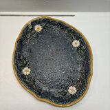Plat bleu à fleurs
