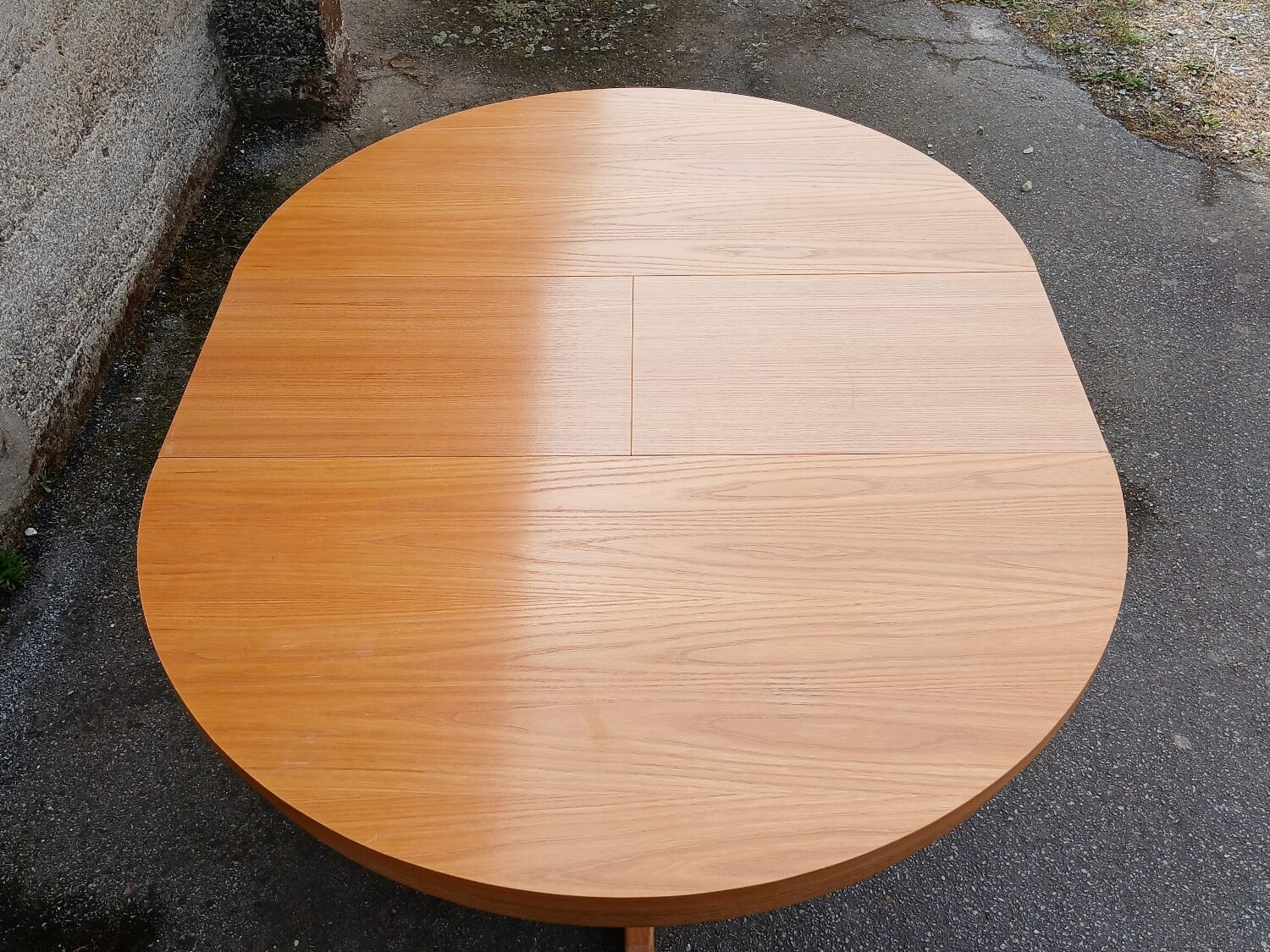 Extendable round table in elm