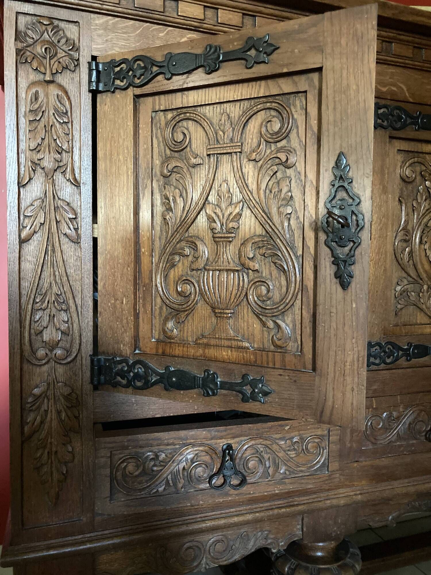 Buffet in the style of Italian Renaissance.