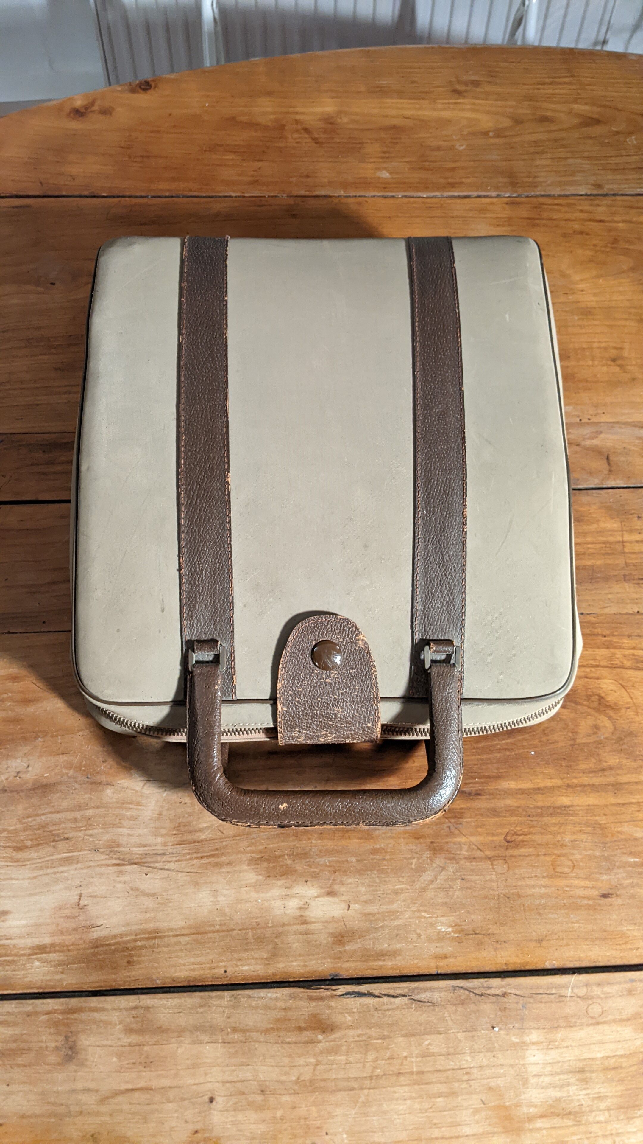 Typewriter Olivetti Lettera 22