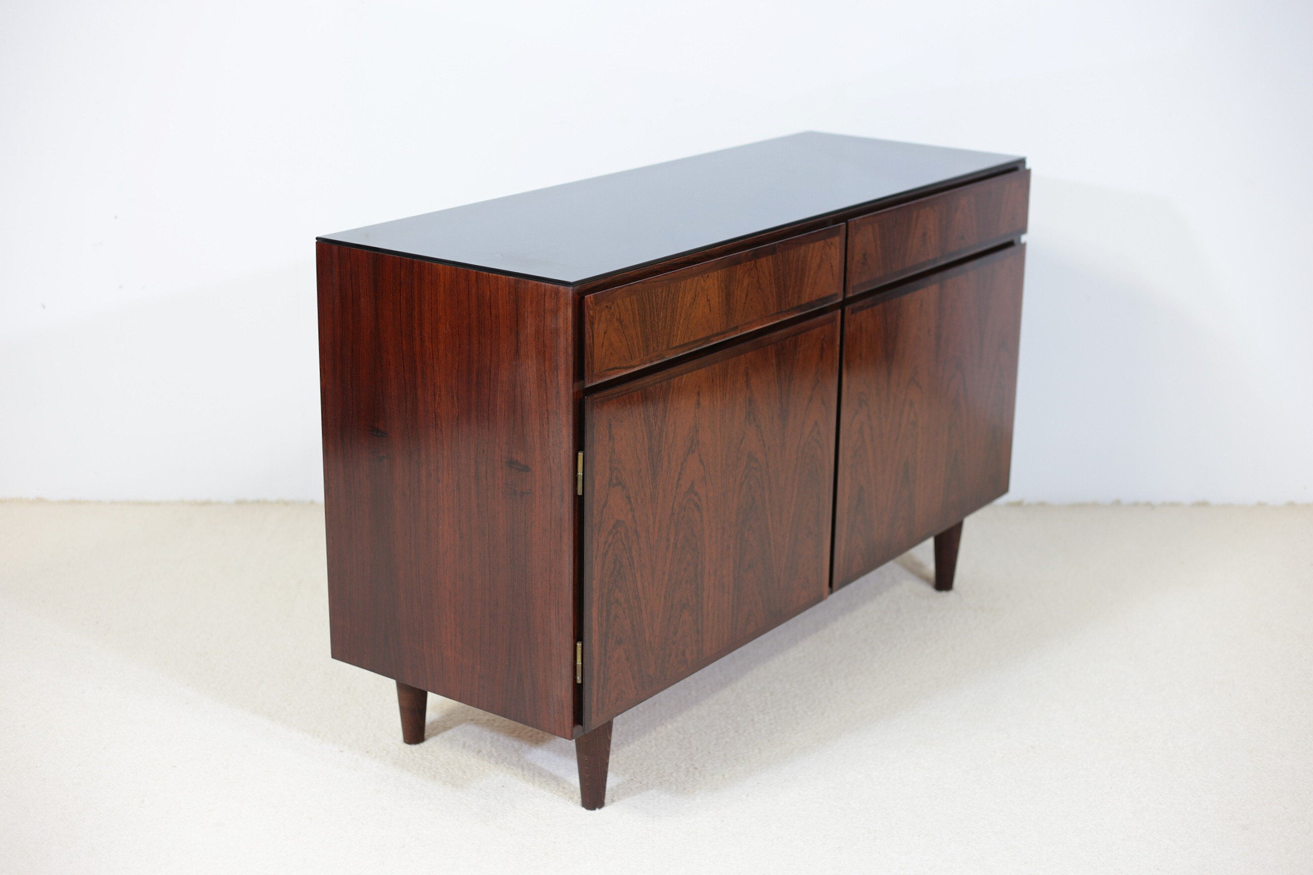 Omann Jun buffet in rosewood