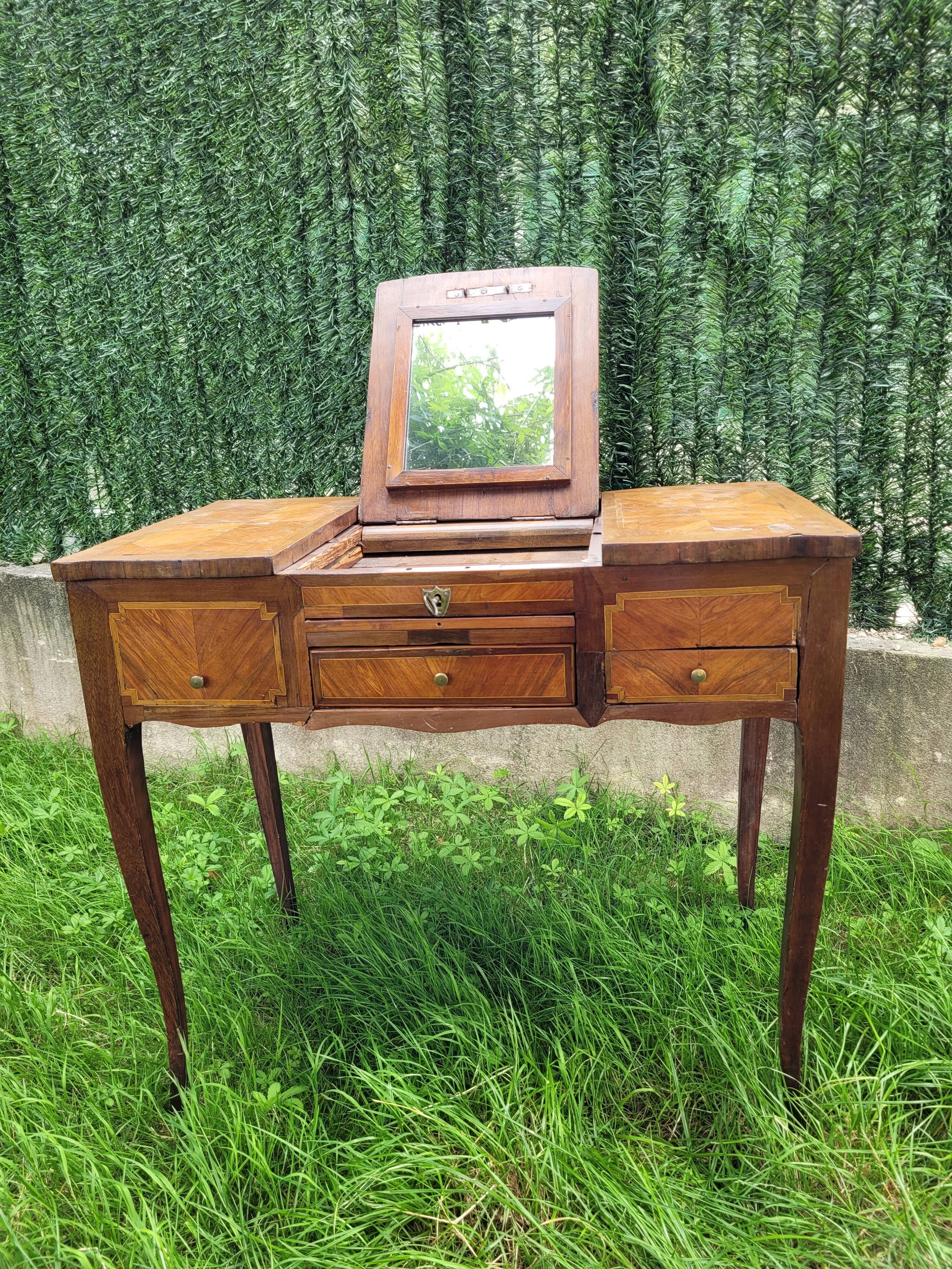Coiffeuse d'époque louis xv en bois de plaquage