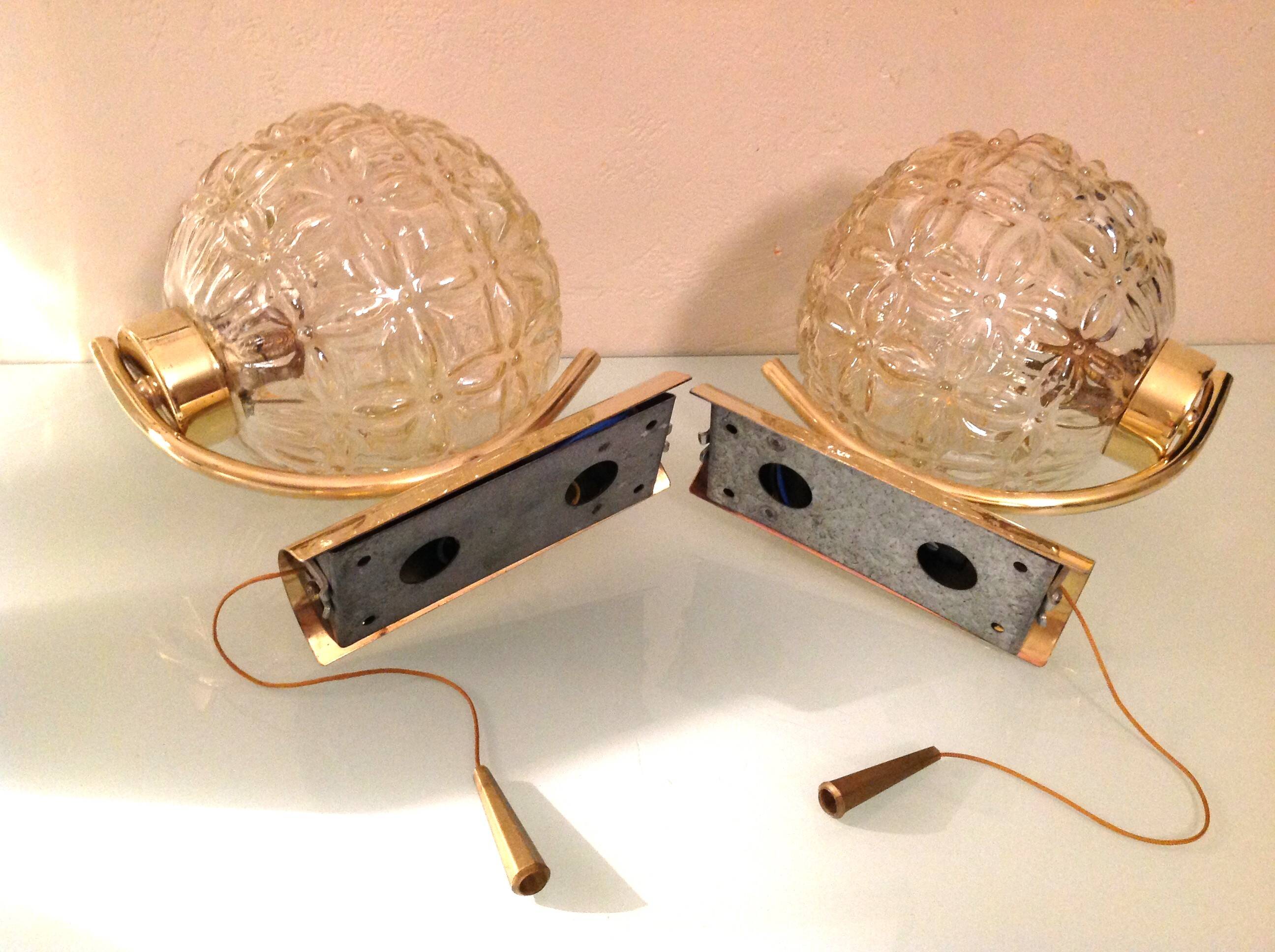 Paire d'appliques en laiton et globes en verre ambré structuré / vintage années 60-70