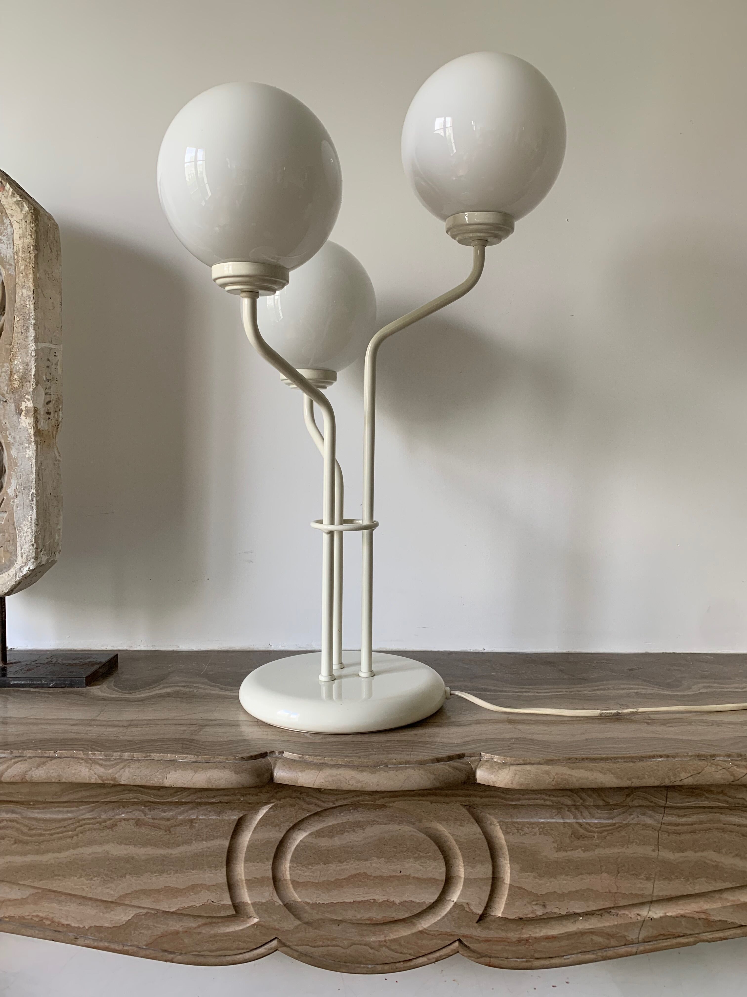 Urban three-headed desk lamp in white opaline