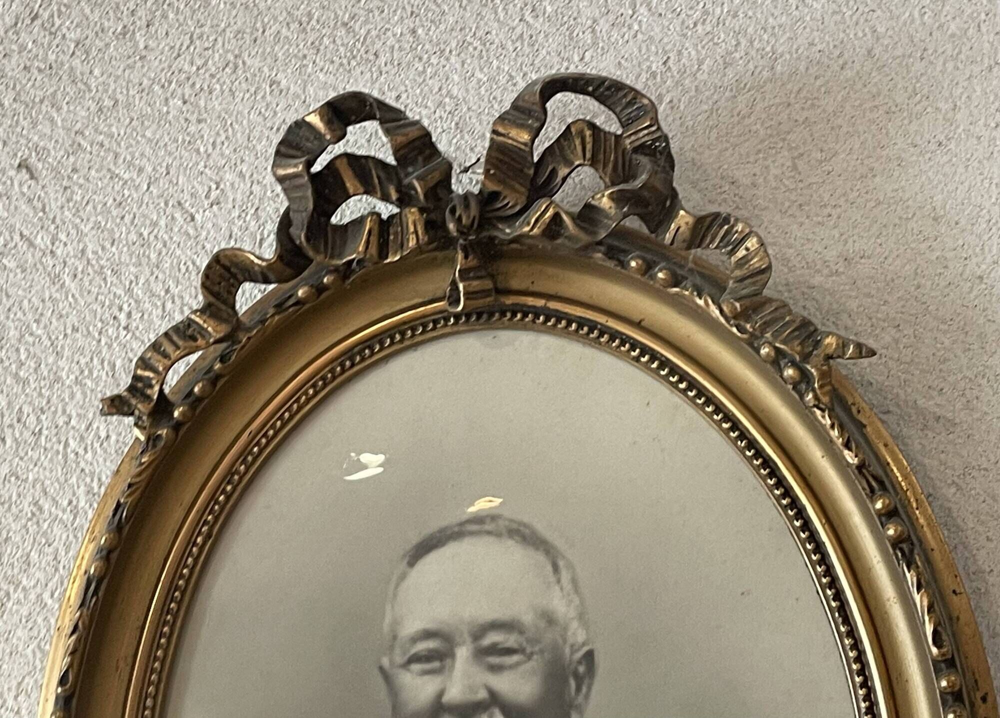 Oval medallion frame in wood and gilded stucco, Louis XVI style knot