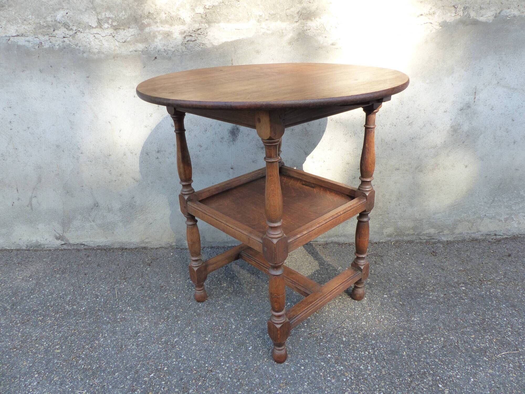 Round coffee table in solid oak