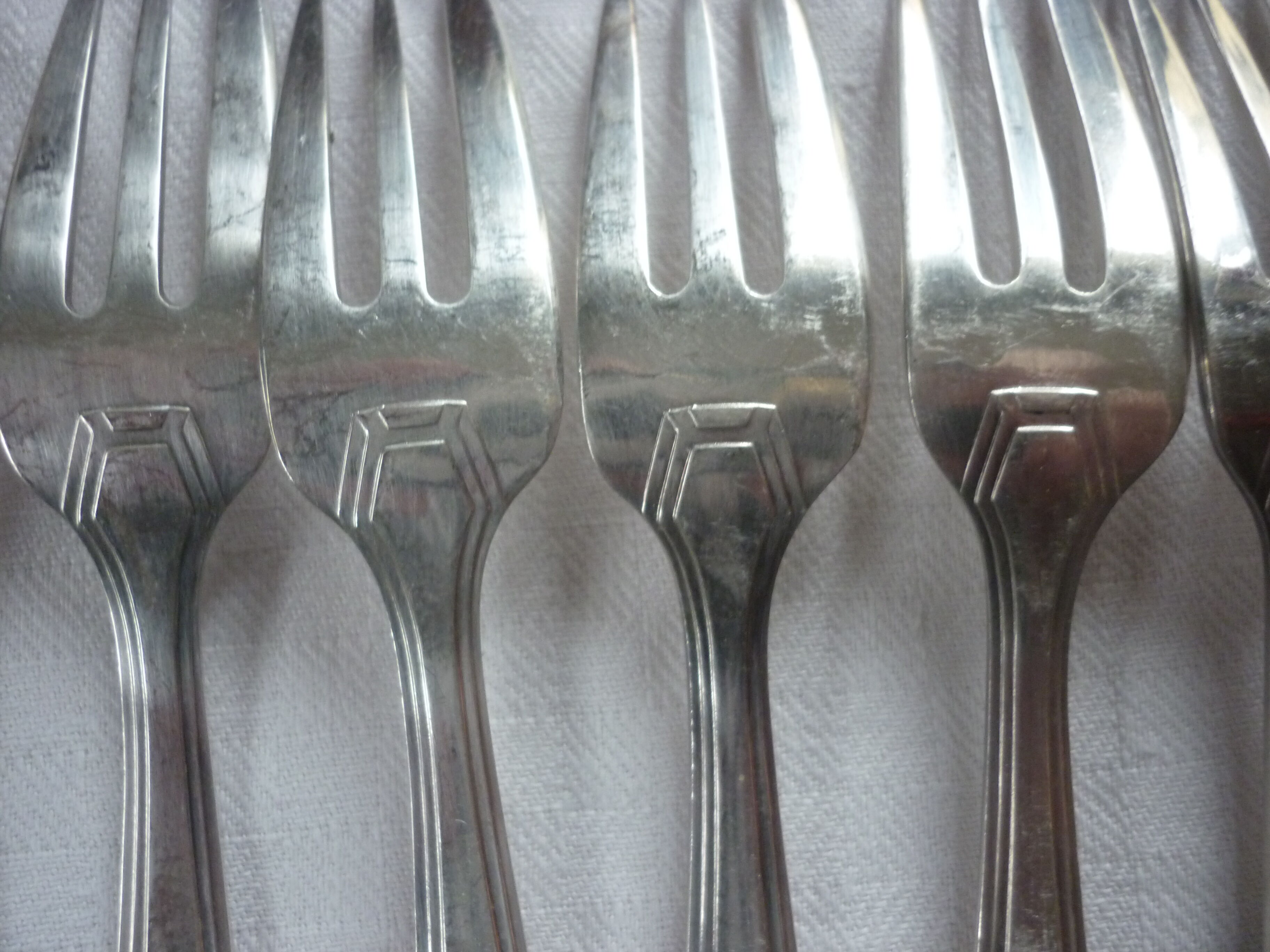 12 forks a silver metal cake