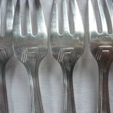 12 forks a silver metal cake