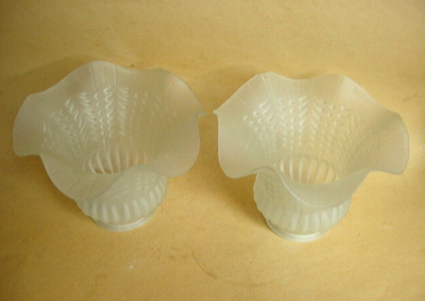 Paire de tulipes en verre moulé pressé 1900