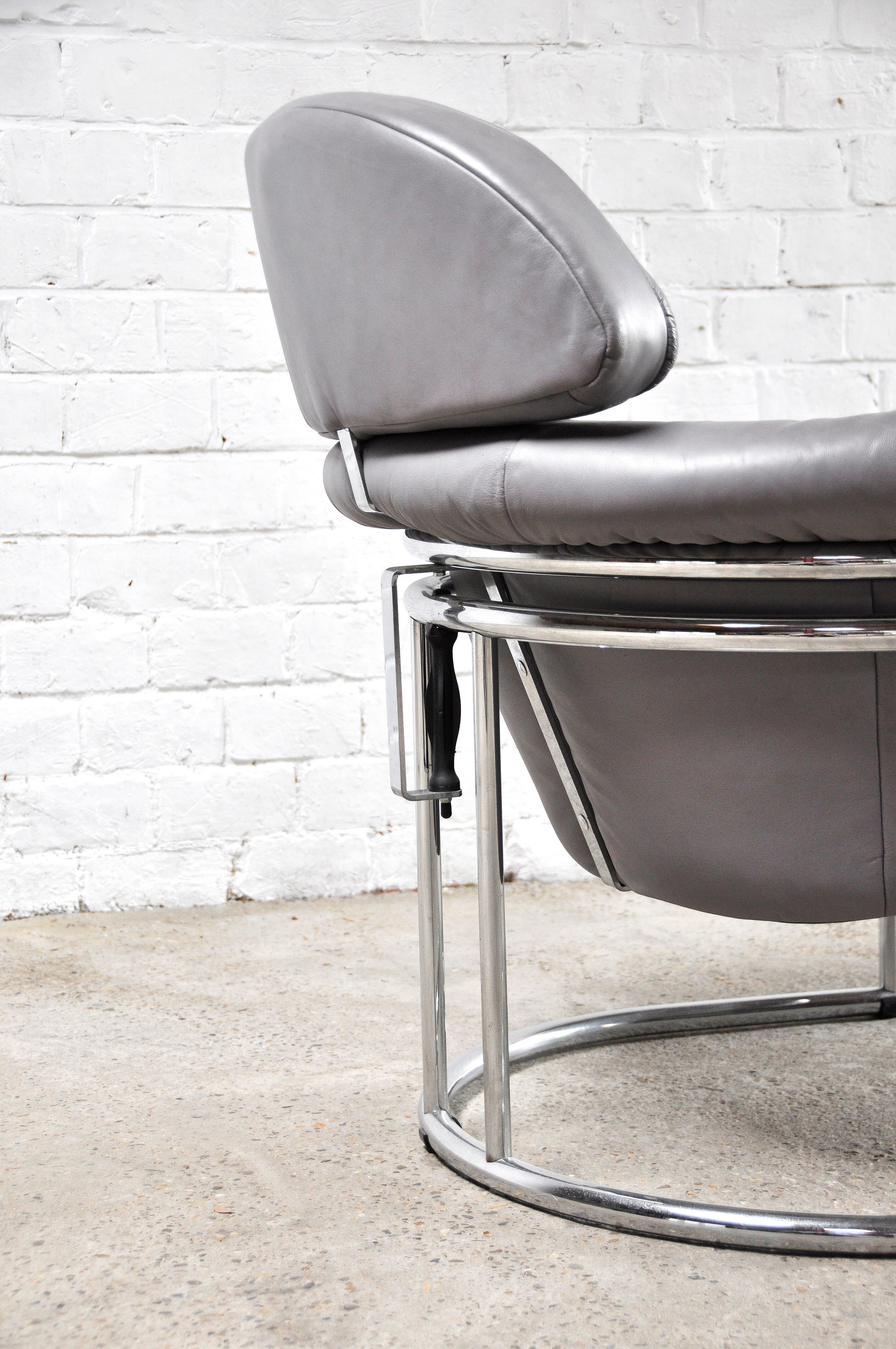 Fauteuil en cuir avec cadre tubulaire chromé, années 1980