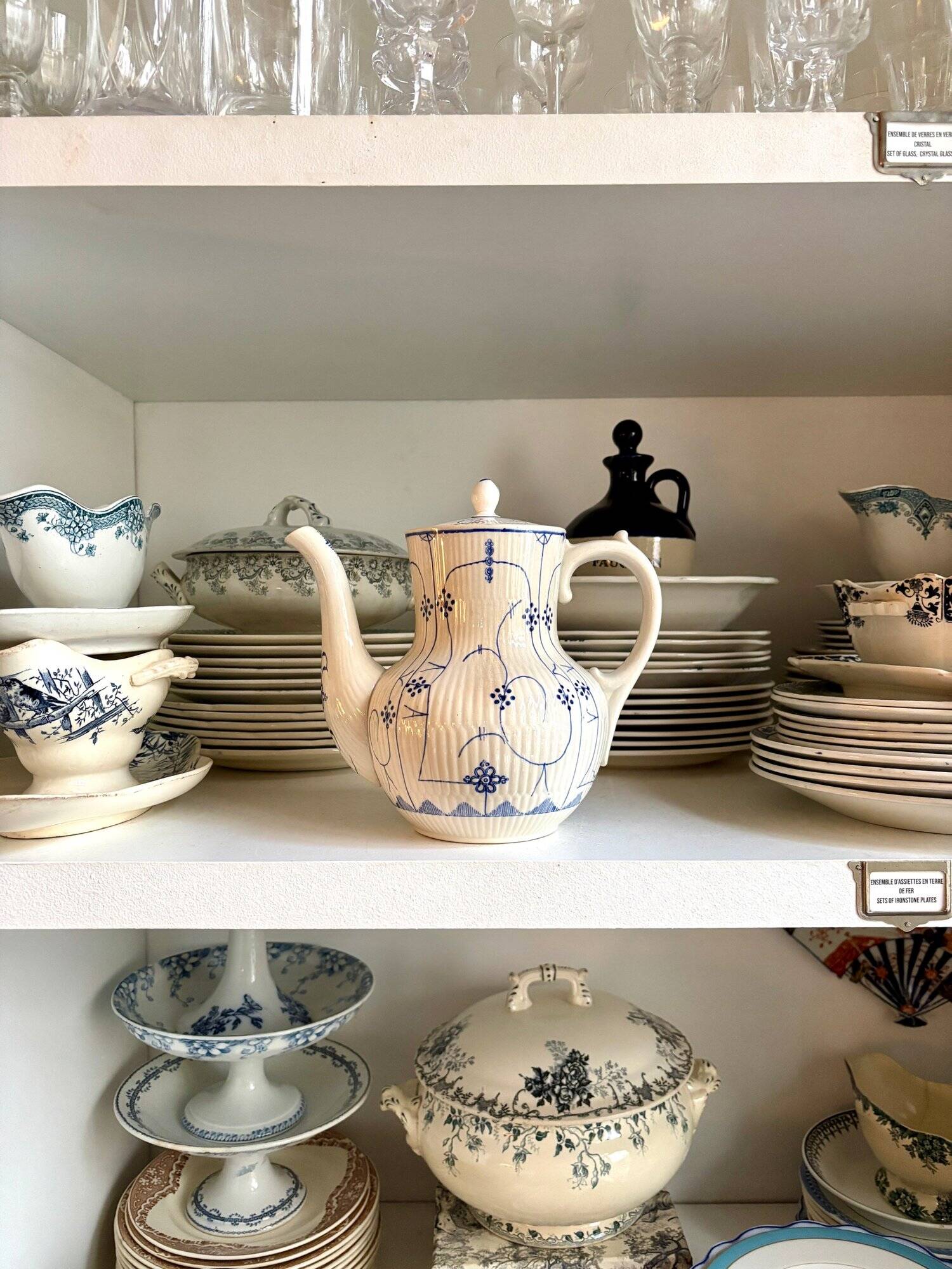 Cafetière Sarreguemines en faïence blanche et bleue, service "Copenhague" - début XXème