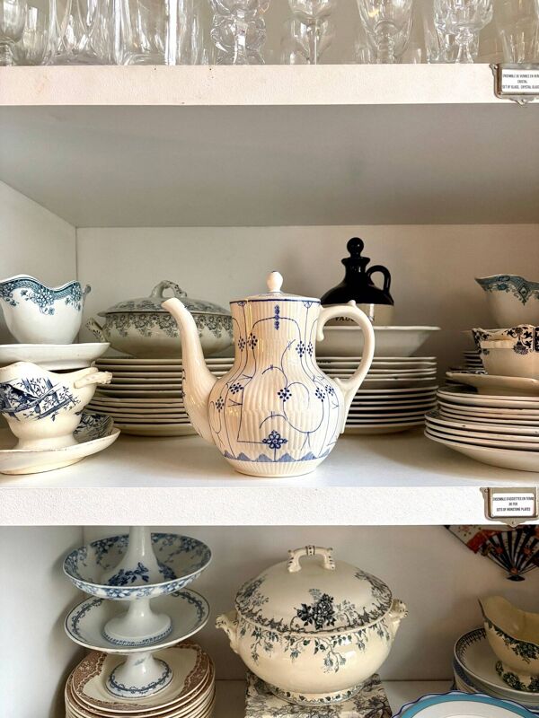 Cafetière Sarreguemines en faïence blanche et bleue, service ''Copenhague'' - début XXème