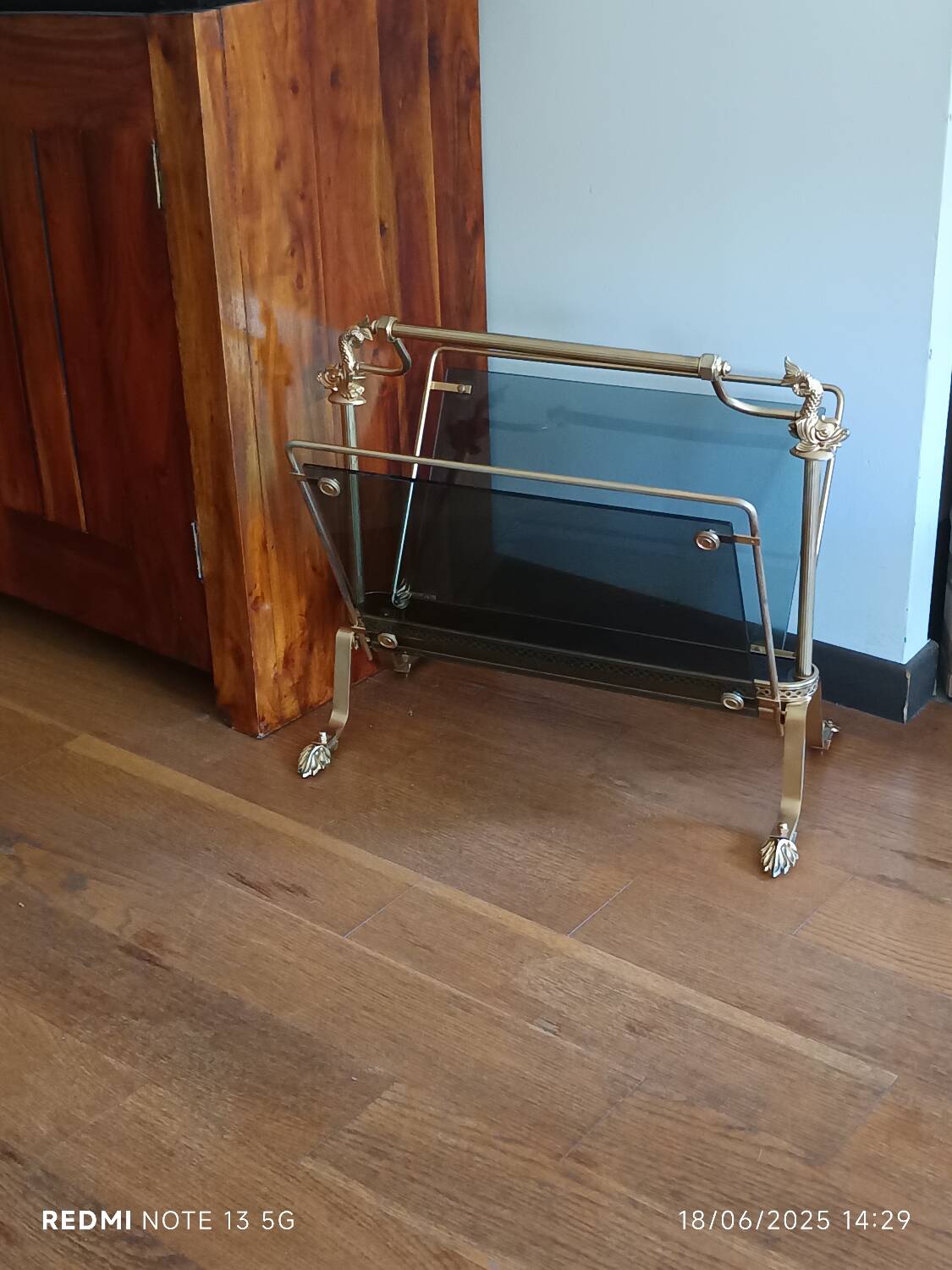 porte revues en bronze et verre teinté 1950 à pieds griffés