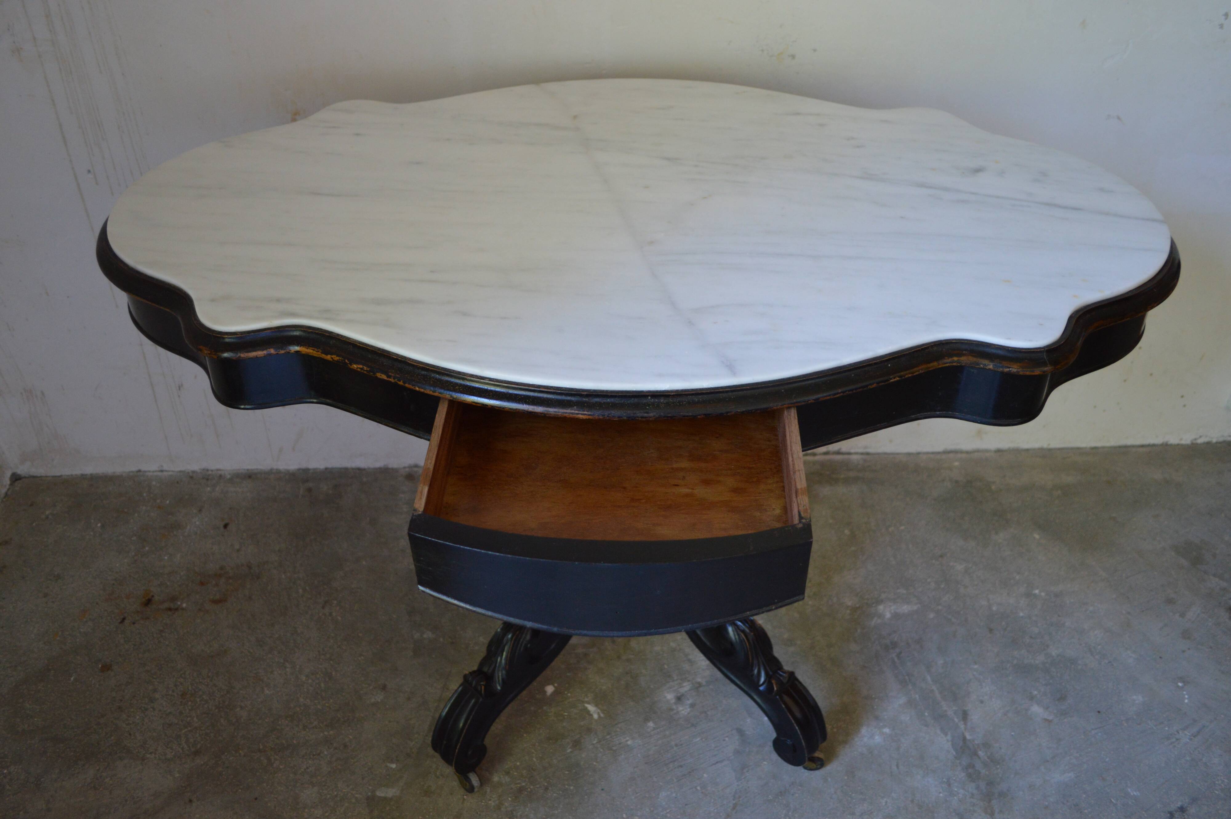 Table violon Napoléon III en bois noirci et marbre blanc, XIXe siècle