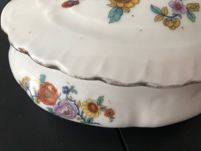 Porcelain candy box with floral motifs, late 19th century