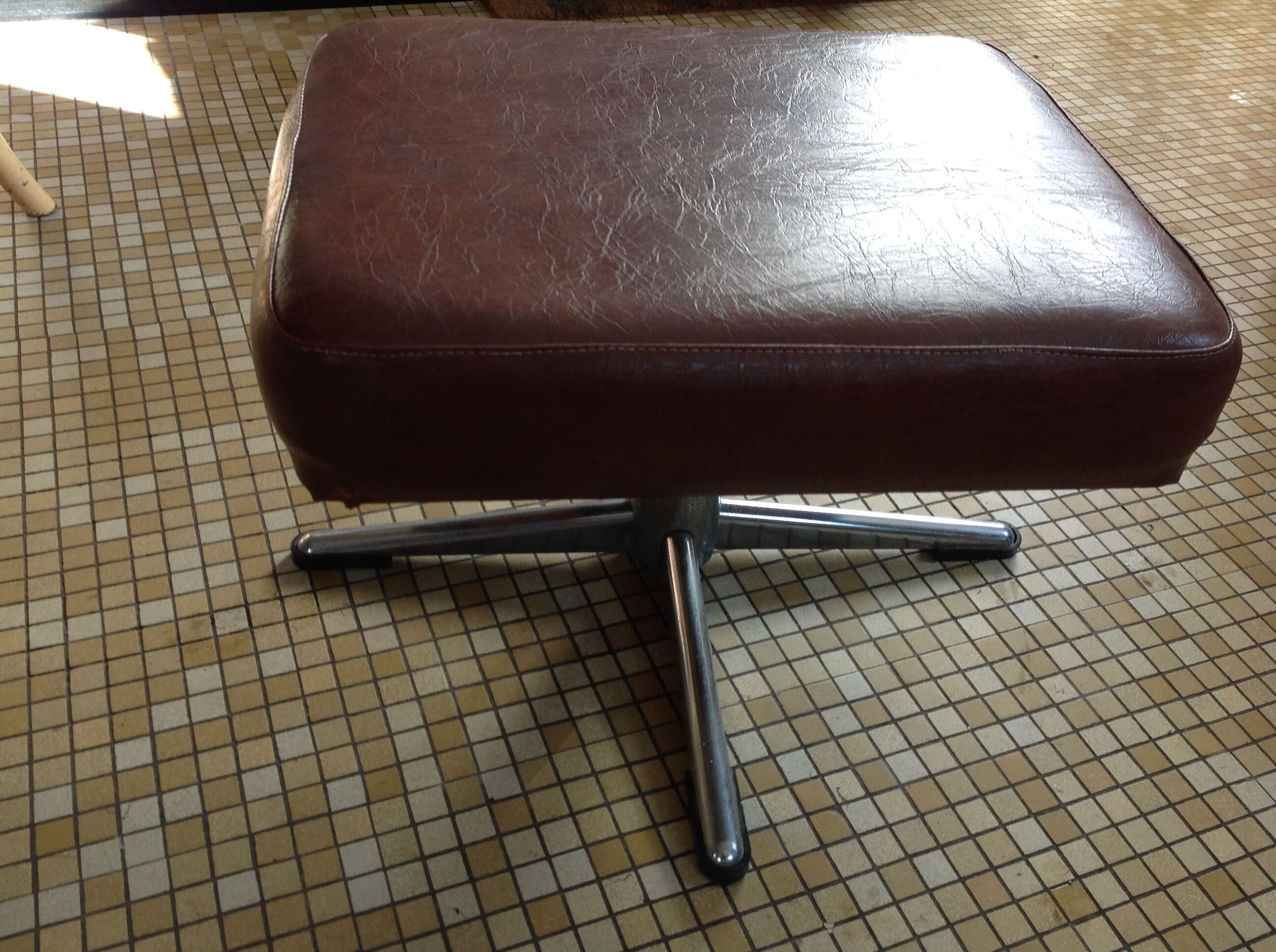 Low swivel stool
