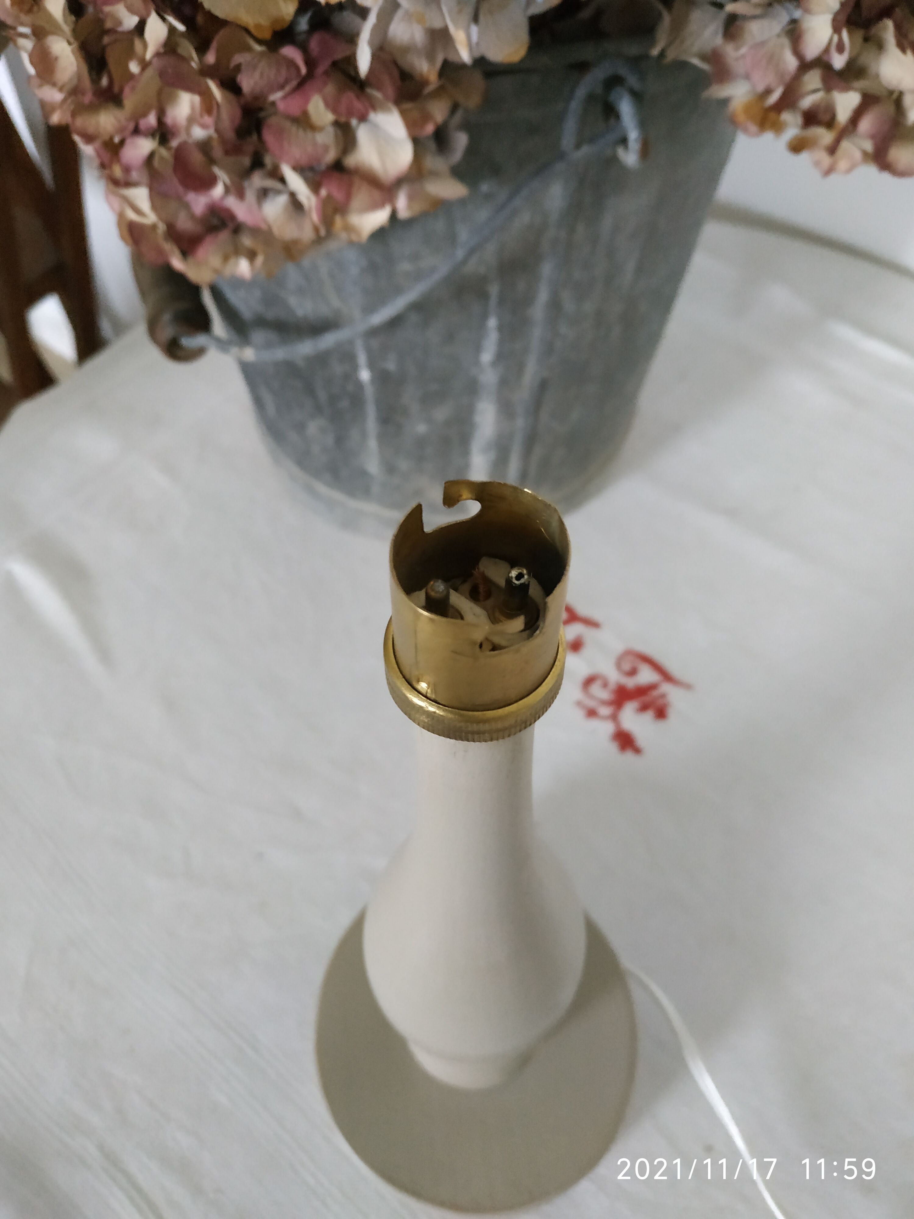 Lamp base