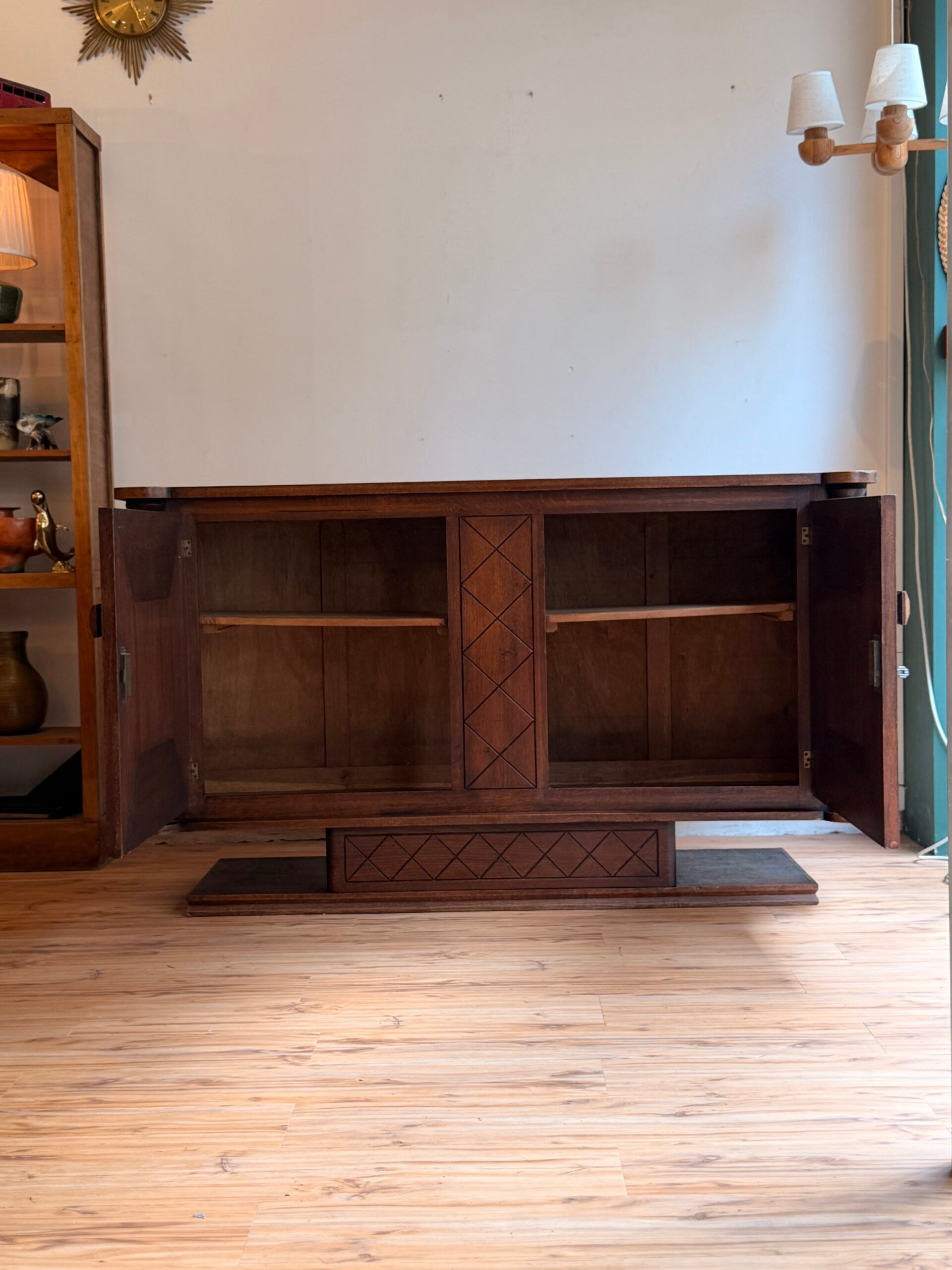 Buffet art déco, travail français vers 1940, dans l’esprit de Charles Dudouyt