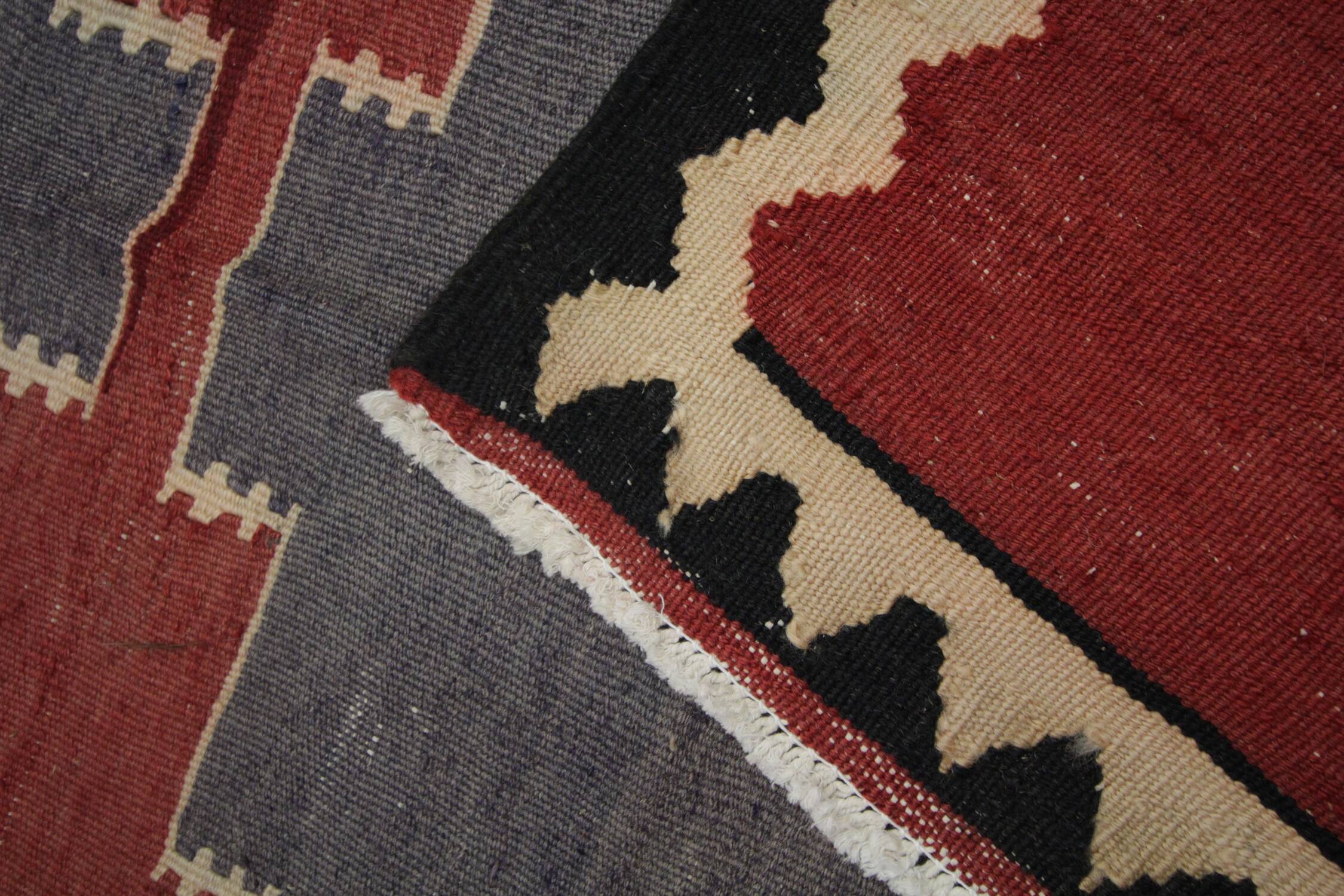 Tapis Kilim en laine grise et bordeaux, années 1970