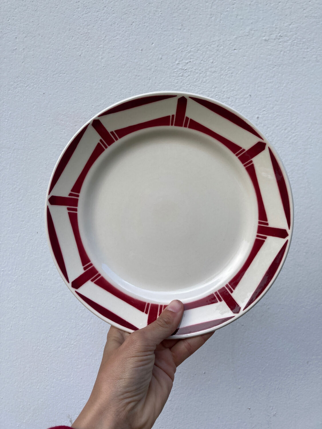 7 flat plates in white and red burgundy porcelain vintage Badonviller model Louise
