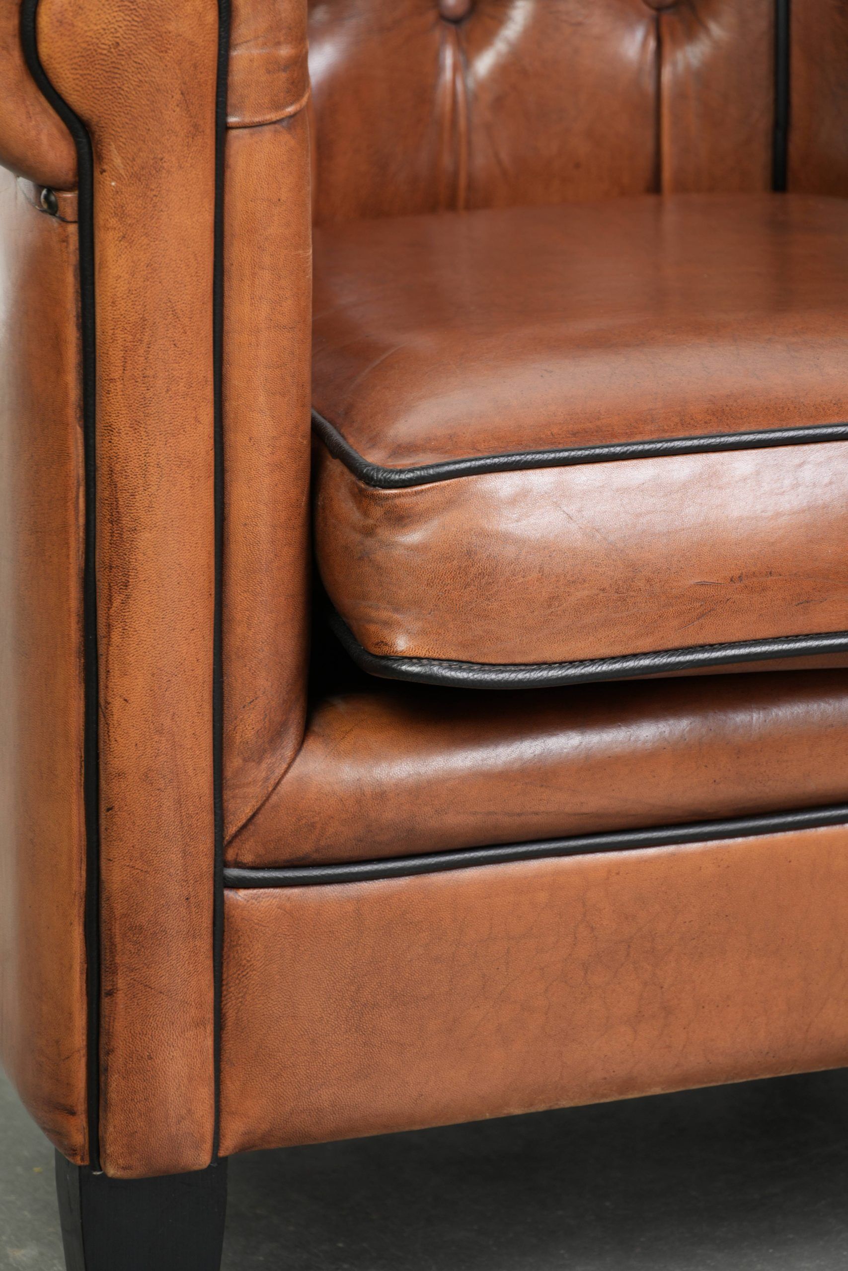 Fauteuils club Chesterfield en peau de mouton de style anglais.