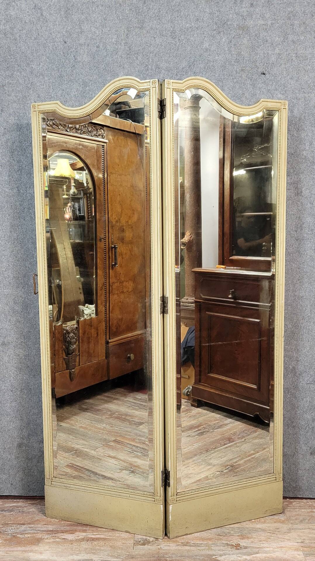Two-panel screen in cream lacquered wood with bevelled mirrors.