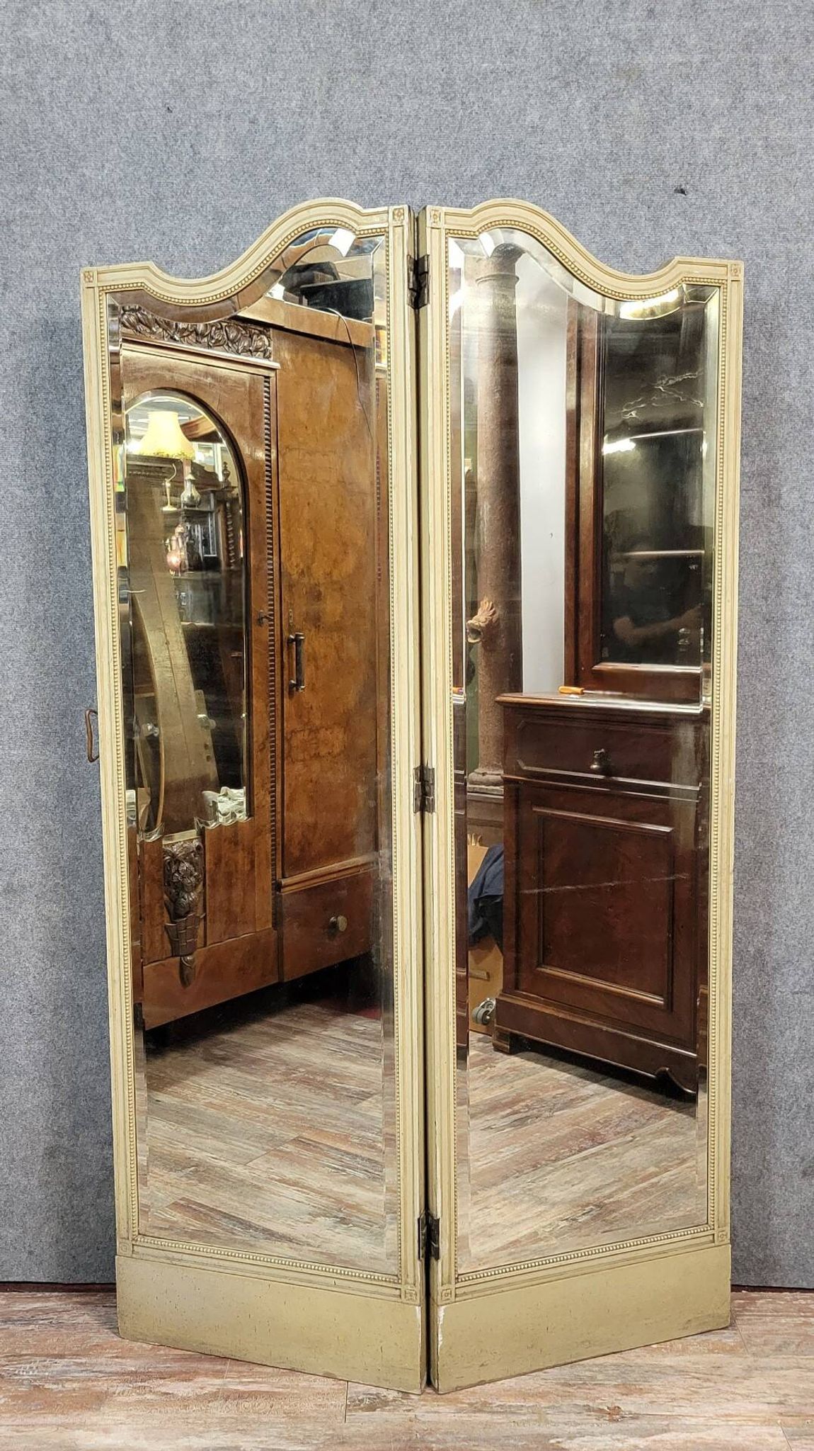 Paravent à deux feuilles en bois laqué crème et miroirs biseautés