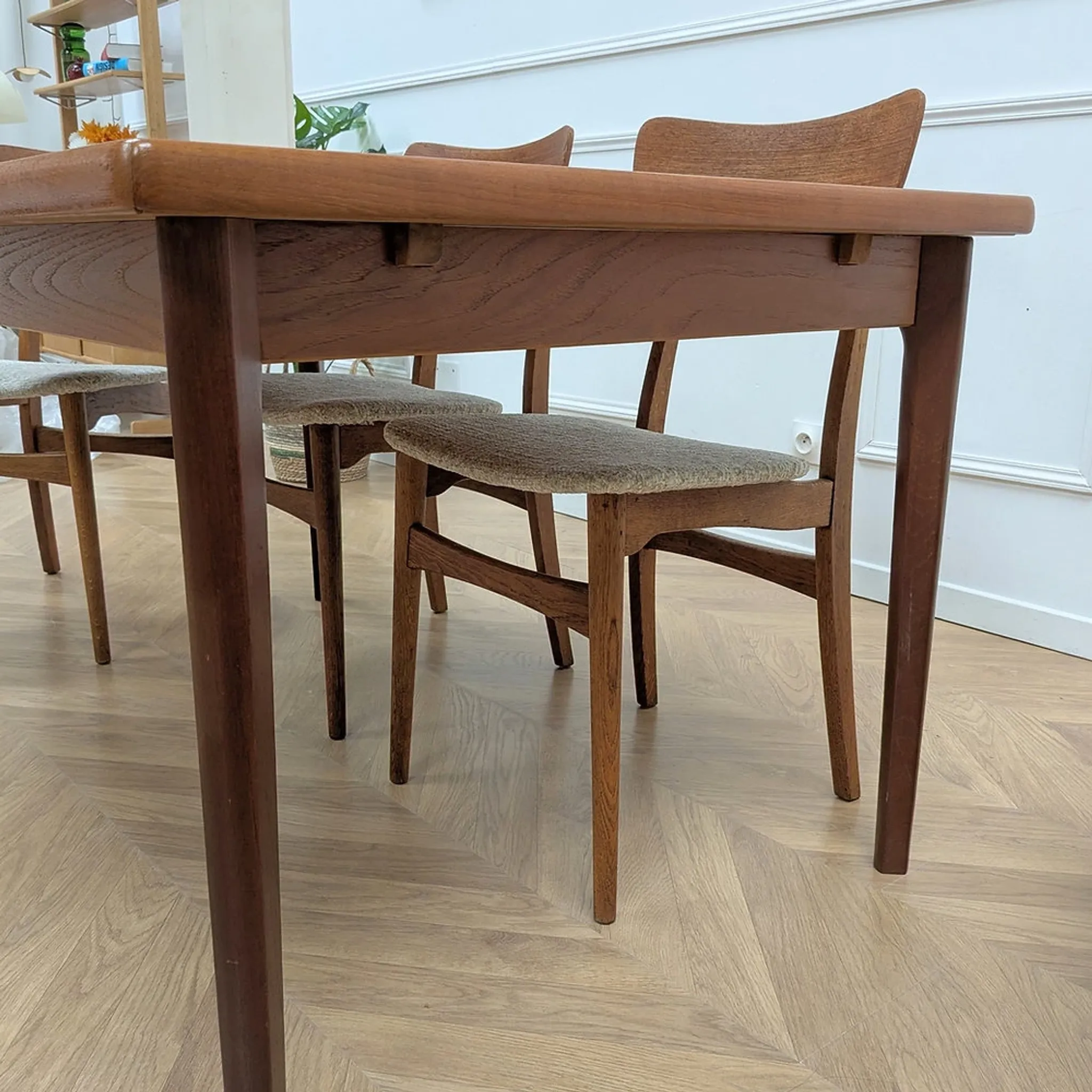 Vintage extendable dining table with 2 extensions in teak.