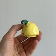 Salière en forme de poire en céramique jaune