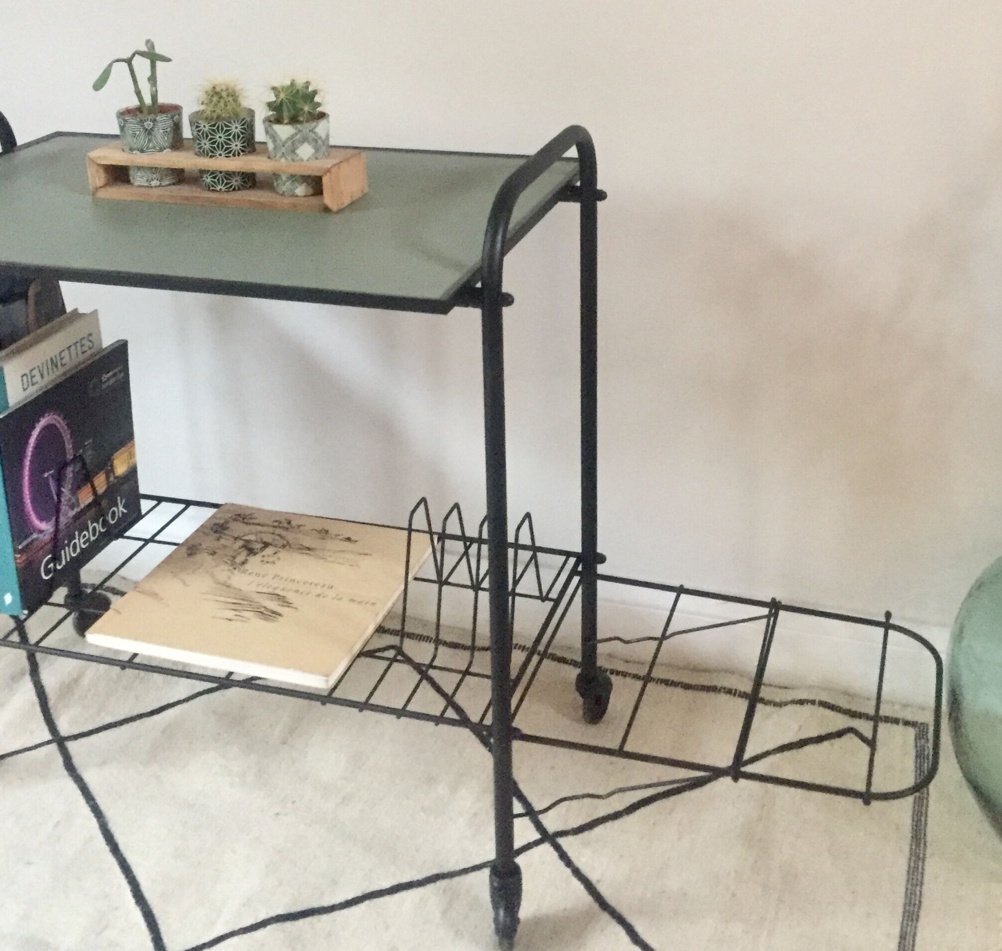 Vinyl holder table