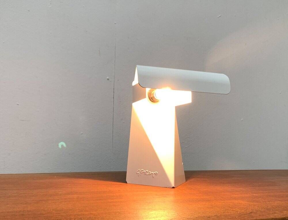 Lampe de table tole minimaliste italienne de l'âge spatial du milieu du siècle par G. Grego, années 1960.