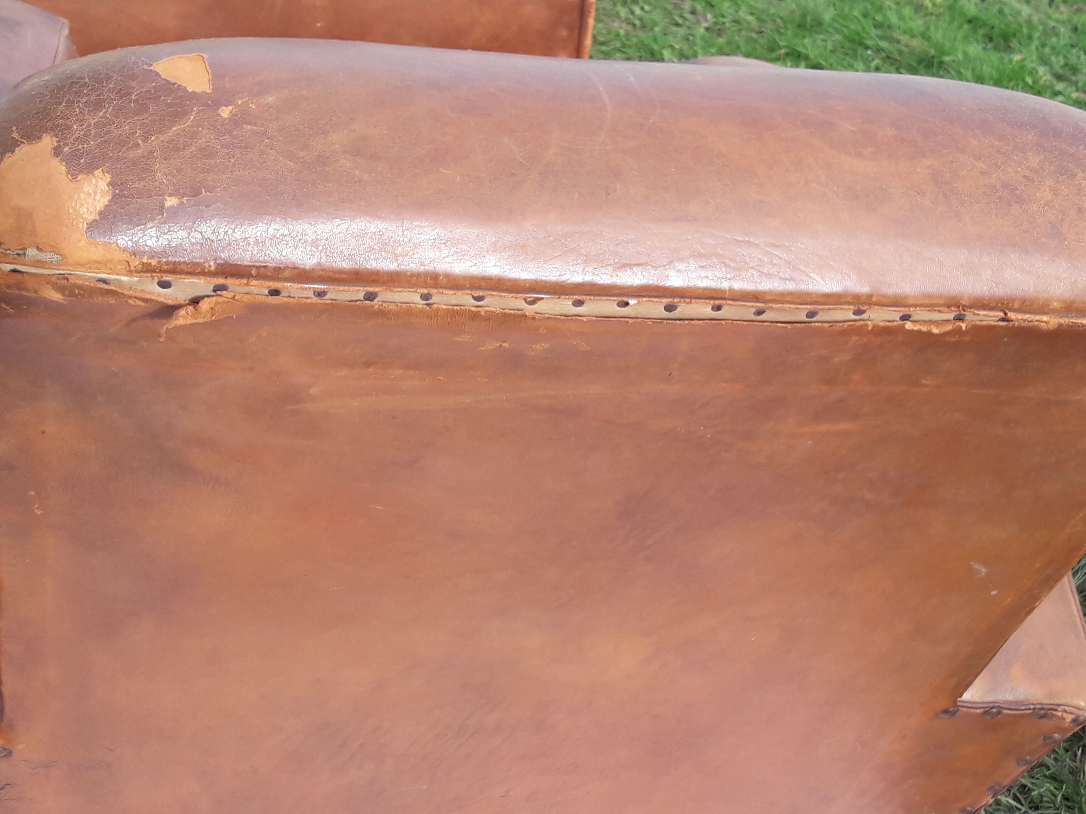 Paire de fauteuils club en cuir marron