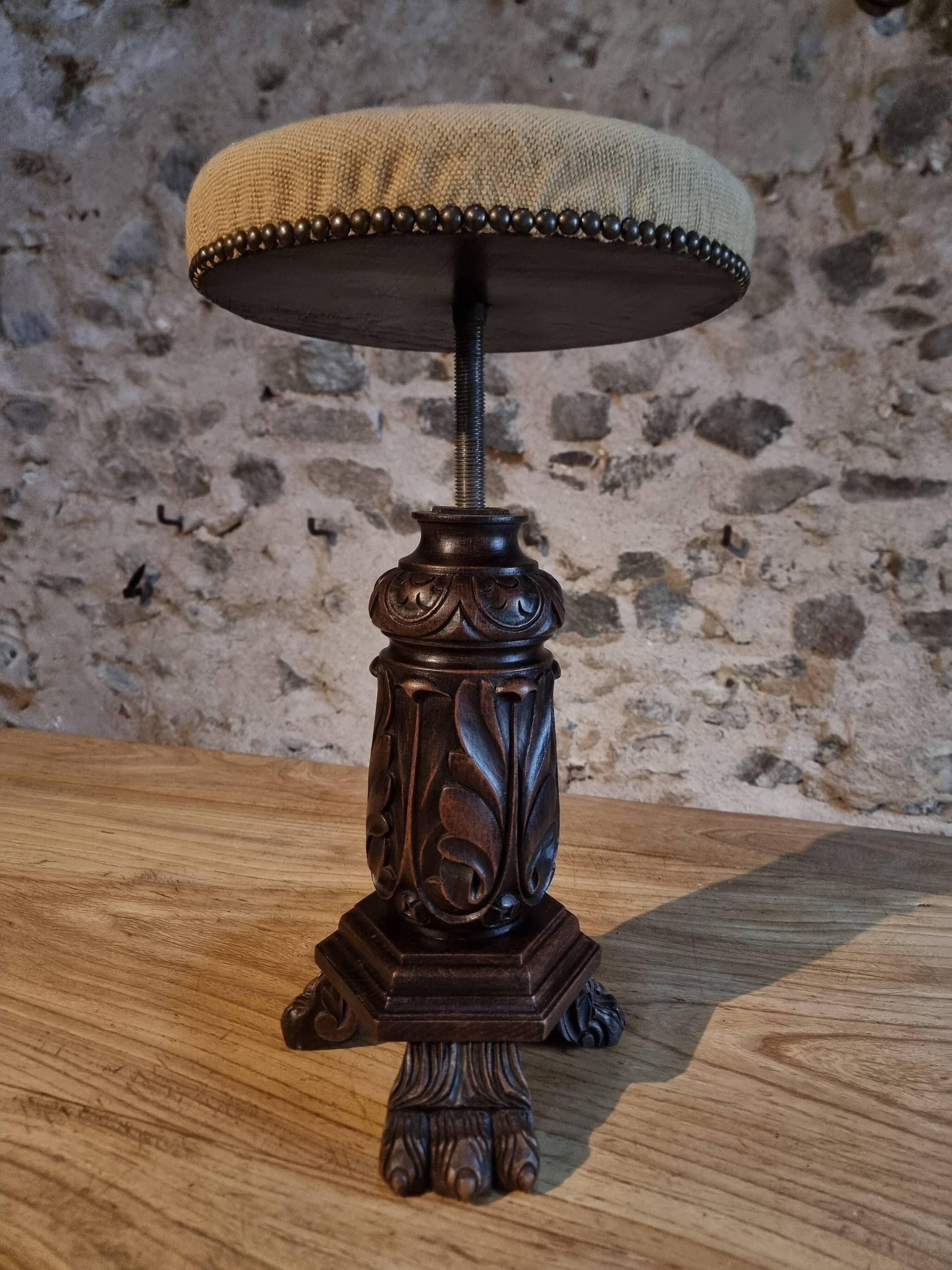 Tabouret de piano ancien en bois réglable avec base sculptée et assise en tapisserie, vers 1880–1910