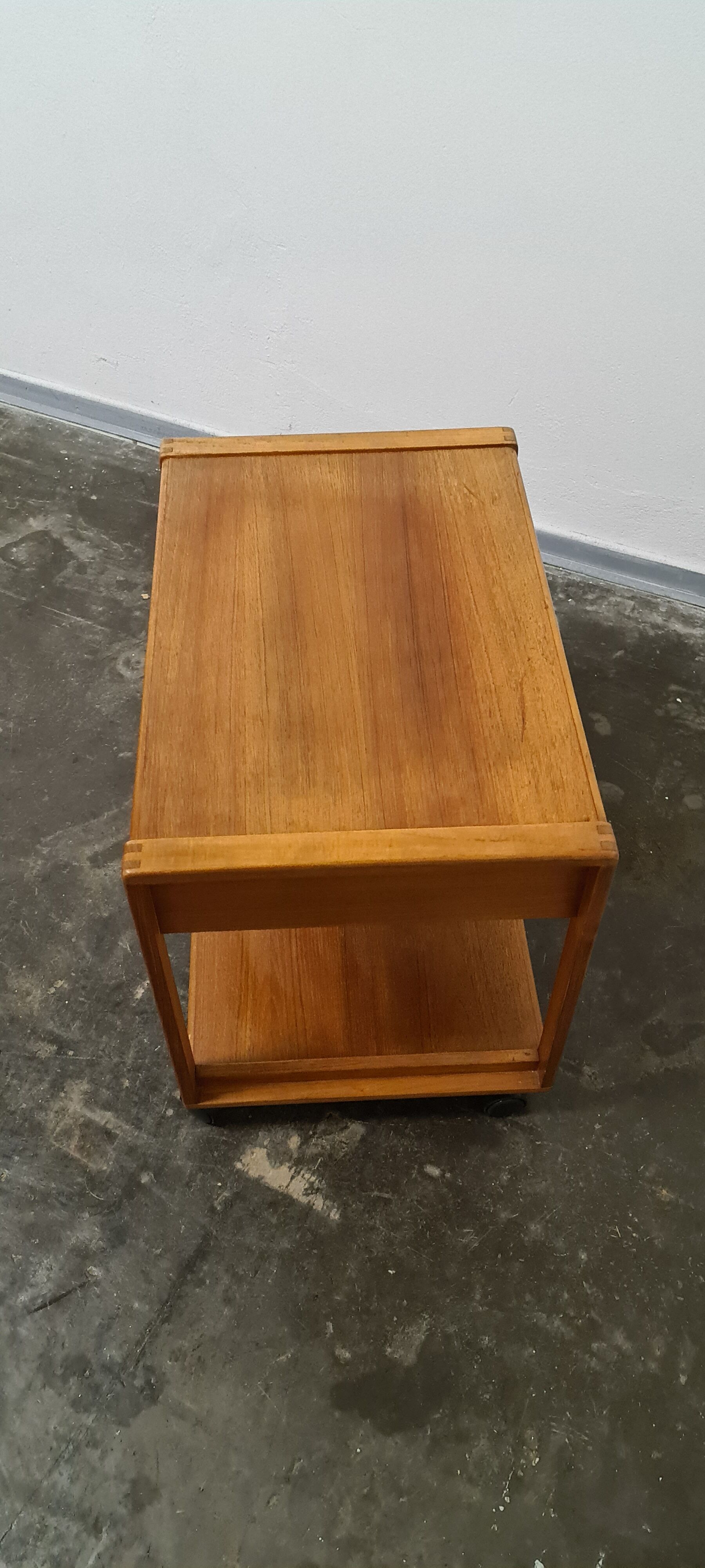 Table d’extrémité en teck vintage ou chariot tv