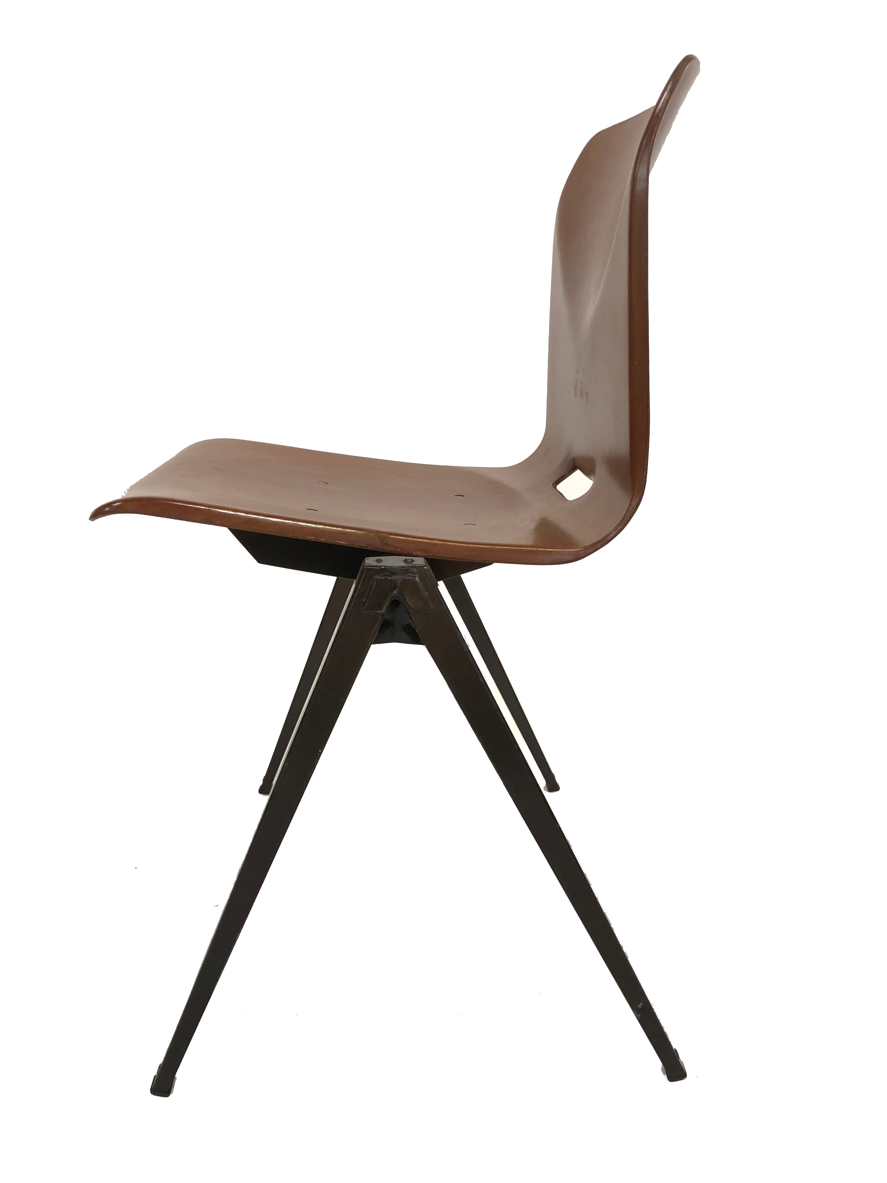 Stackable school Chair S22 de Pagholz Galvanitas