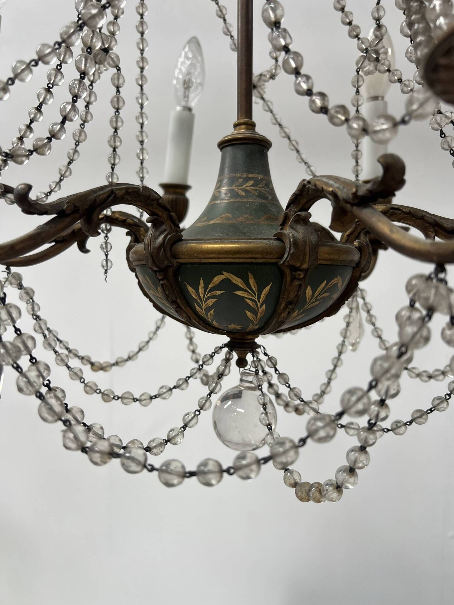 Louis XVI style chandelier with a pearl garland and painted tin, 20th century.